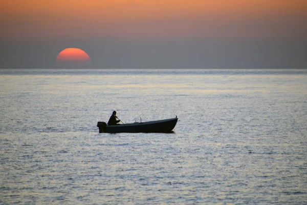 Pêcheur avec bateau en mer — Photo