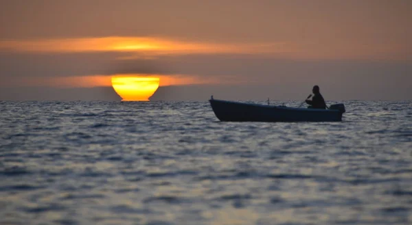 Fisherman with boat at sea — Stock Photo, Image