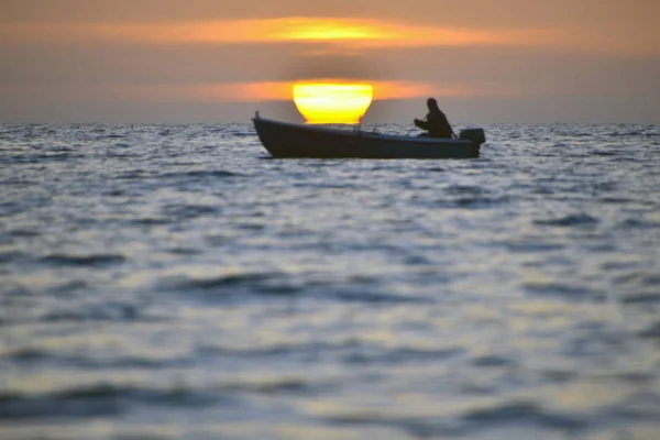 Pêcheur avec bateau en mer — Photo