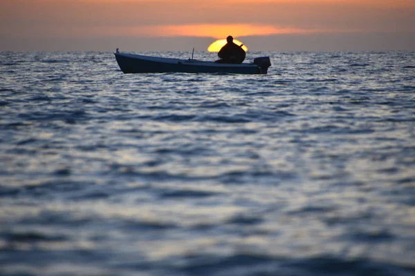 Pescador con barco en el mar — Foto de Stock