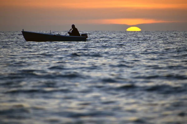 Pêcheur avec bateau en mer — Photo