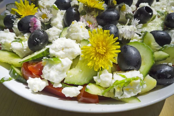 Salat mit Ziegenkäse und Blumen — Stockfoto