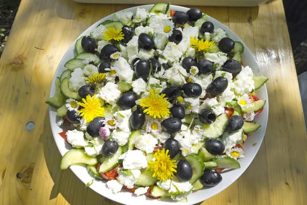 Salad with goat cheese and flowers — Stock Photo, Image