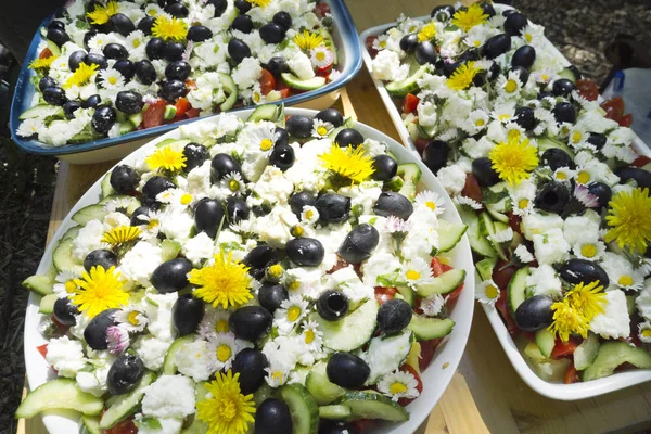 Salad with goat cheese and flowers — Stock Photo, Image