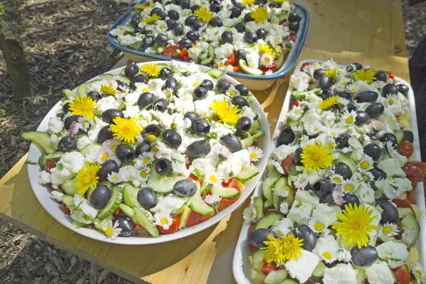 Salad with goat cheese and flowers — Stock Photo, Image