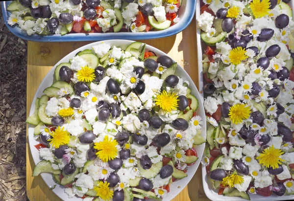 Salad with goat cheese and flowers — Stock Photo, Image