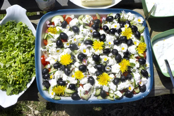 Salad with goat cheese and flowers — Stock Photo, Image