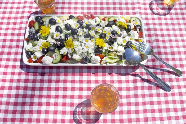 ヤギのチーズと花のサラダ — ストック写真