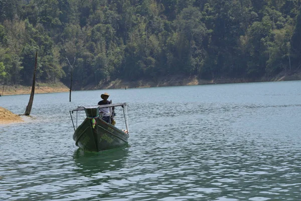 Μακράς ουρά βάρκα στη λίμνη Khao sok εθνική parc — Φωτογραφία Αρχείου
