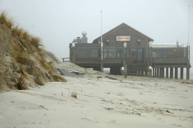 Hollanda 'nın Vlieland plajındaki sahil köşkü.