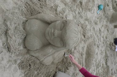 Hollanda sahillerinde kumdan heykeller yapıyorlar.