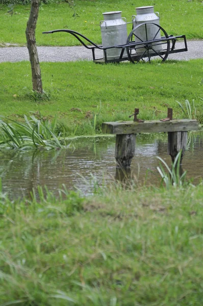 Старі Старовинні Бутерброди Відображають Воді — стокове фото