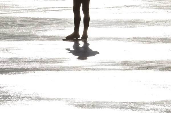 氷の上のアイススケーターのシルエット — ストック写真