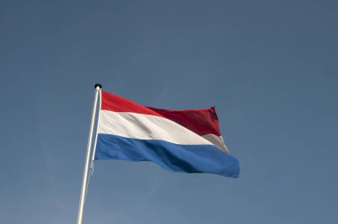 Hollanda kırmızı ve beyaz bayrağı rüzgarda dalgalanıyor