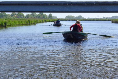 Hollanda 'da güneşli güzel bir günde Eilandspolder' da kürek çekmek