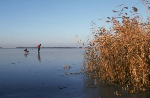 在荷兰一个自然冰冻的湖上 — 图库照片