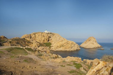 Korsika adasındaki kayalıklarda deniz feneri Fransa