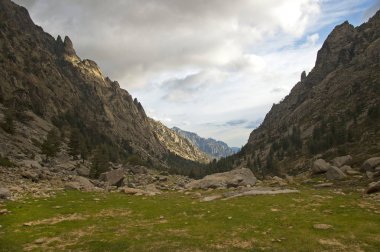İki dağ arasında yeşil bir vadi