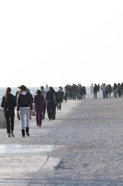 Bir grup insan Boulevard uzun bir yürüyüşe