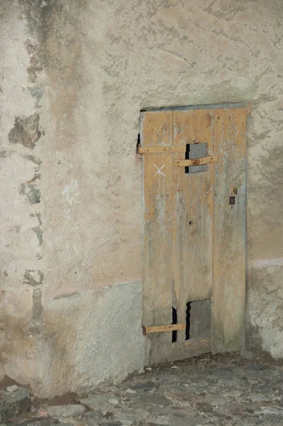 Una Vieja Puerta Erosionada Una Casa Piedra — Foto de Stock