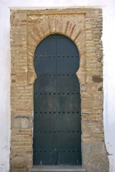 Staré dveře v Mertola vesnici — Stock fotografie
