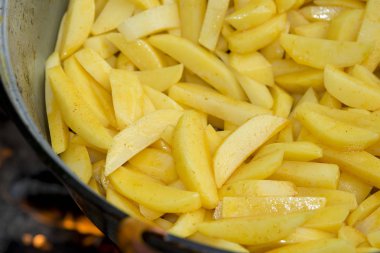 Bahçe patato frittata pişmiş