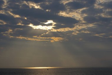 Yukarıda deniz gökyüzü güneş ray