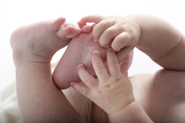 Brazos de bebé mano, piernas y pie — Foto de Stock