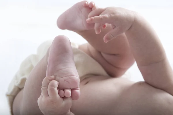 Braços do bebê mão, pernas e pé — Fotografia de Stock