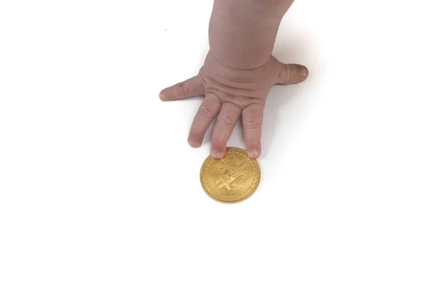Bitcoin criptomoneda mano de bebé con bitcoin —  Fotos de Stock