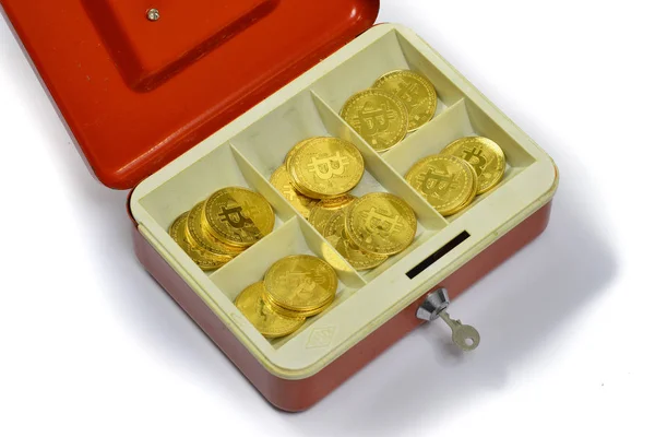 Сейф с криптовалютной монетой биткойна — стоковое фото