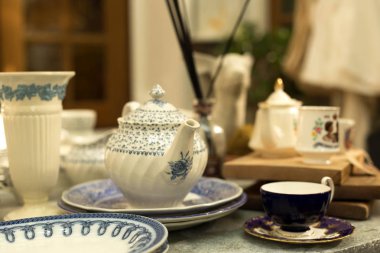 Mavi ve beyaz eski ayarla ve tozlu çaydanlık ve bardak 