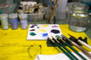 Odak Boya fırçaları ve mavi renk boya ile palette seçili