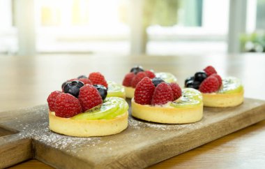 Çilek ve kivi ve krema ile taze ev yapımı meyve tart 