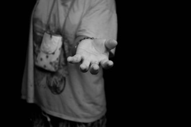 Kavramsal mülteci veya göç kadın elini yükselterek yardıma ihtiyacım var 