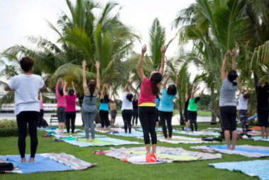 Yoga sınıf pratik kadın gurup 