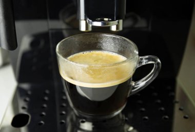 Siyah kahve kahve makinesi üzerinde 