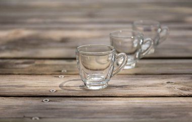 Ahşap zemin üzerinde dizilmiş boş espresso cam