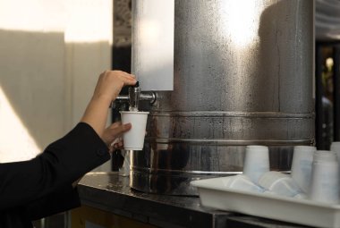 Kadın dolgu plastik bardak, su soğutucu 