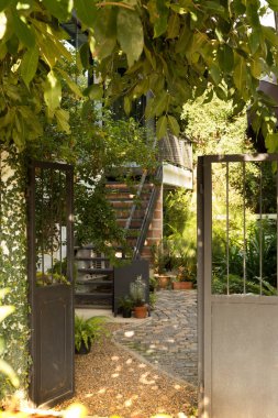 Modern metal geçit ve güzel yeşil bahçe