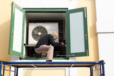 Resim penceresinde binasında çalışan kimliği belirsiz erkeğin 