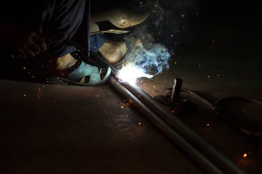Adam kaynak metal koruyucu maske ile 