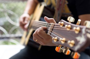 Akustik gitar oynarken adam Practicing 