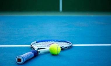 Tenis top ve raket tenis kortunda