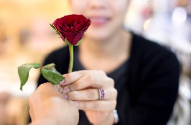 Gül çiçek bir kadın için özel durum veriyor adam 