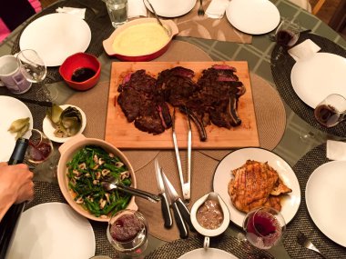 Top sığır eti biftek ve tavuk göğsü ile yemek masası görünümünü ve 