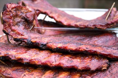 Izgara domuz kaburga içinde belgili tanımlık tepsi 