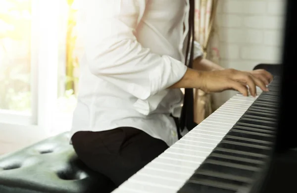 Избранное внимание на клавиши пианиста человек, играющий на пианино — стоковое фото