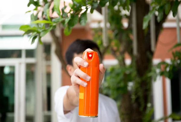 Joven mano sosteniendo insecto spray —  Fotos de Stock