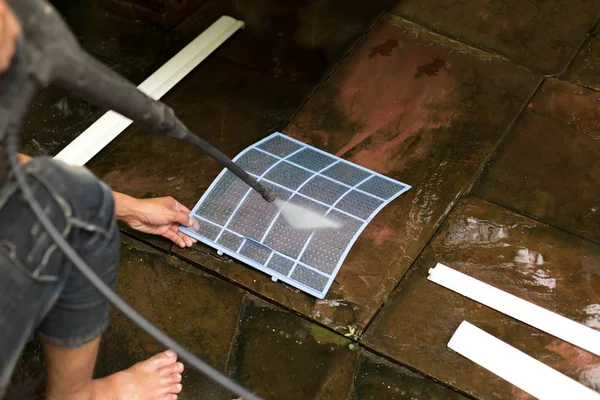 Reparaturbetrieb Reinigung Conditioner Filter mit Hochdruck Wasser j — Stockfoto